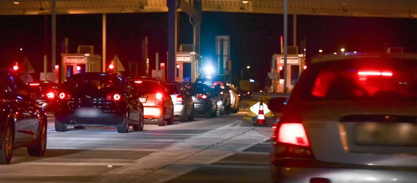 Κλειστή η Εθνική οδός Αθηνών - Κορίνθου λόγω φωτιάς σε νταλίκα